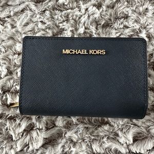 Michael Kors Jet Set Travel Bifold Zip Wallet in Navy - NWT